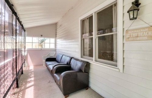 Lake Tyers Beach Casa | Beacon Cottage: una casa bien presentada de dos dormitorios con un acogedor refugio de bungalows