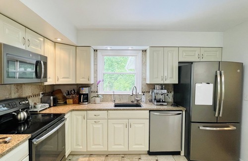 Beacon Casa | Beacon,Hudson Valley, 4bedroom 2bath, Sleeps 7, Pool, Hot Tub, Wifi,1.5m to town