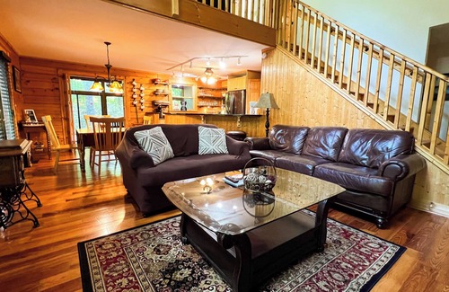 Warm Springs Cabina | Beacon of Light - Whole Cabin -Close to Callaway Gardens. Pet-friendly!
