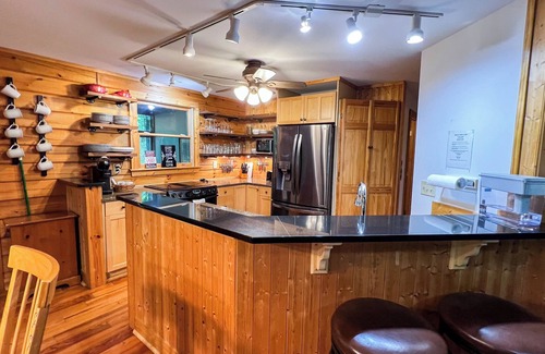 Warm Springs Cabina | Beacon of Light - Whole Cabin -Close to Callaway Gardens. Pet-friendly!
