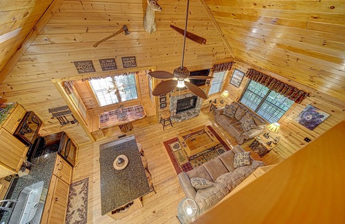 Young Harris Casa | Bear Bottoms with Fireplace & Hot Tub