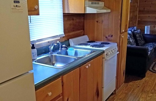 Franklin Cabina | Big Bear Cabin Rentals 2 BD / 1 BA Bear Cabin - Cerca de la ciudad, Tranquilo, Vista arbolada
