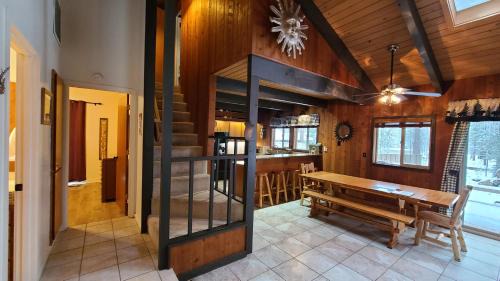 Sunriver Casa | Bear Cabin - 5min walk to village & 12 SHARC passes