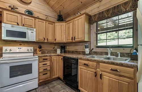 Tellico Plains Cabina | Bear cabin. This modern log cabin with HOT TUB is a large studio with a spectacular king size bed!