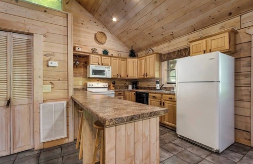 Tellico Plains Cabina | Bear cabin. This modern log cabin with HOT TUB is a large studio with a spectacular king size bed!