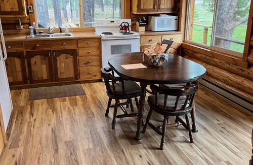 Essex Cabina | Bear Creek Cabin - A Slice of Montana Solitude