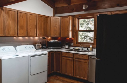 Purlear Cabina | Bear Creek Cabin Fireplace | Privacy | Deck
