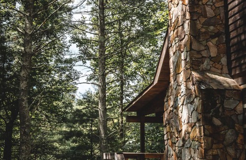 Purlear Cabina | Bear Creek Cabin Fireplace | Privacy | Deck