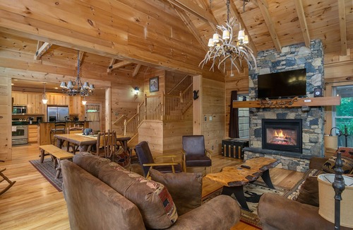 Burnsville Cabina | Bear Creek Cabin! Hot Tub+Fire Pit, Fireplace, Mtn Lodge, Private, WiFi, Grill!