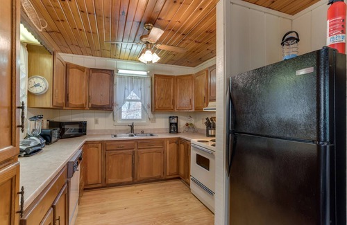 Lynn Cabina | Caba��a Bear Creek | Rodeado de naturaleza | 25 min. a TIEC | 40 min. a Asheville