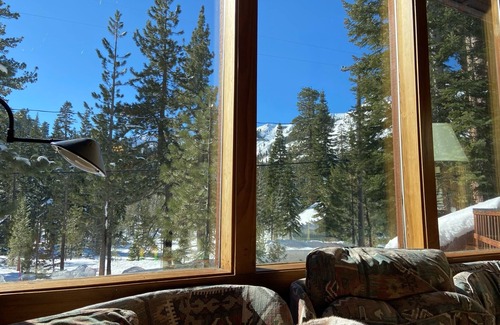 Alpine Meadows Cabina | Bear Creek cozy ski/hike retreat in Alpine Meadows.