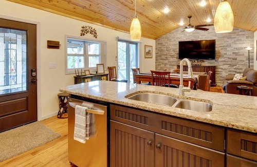 Lake Lure Cabina | Bear Creek Retreat ~Lake Lure~ Book Now: Fall Leaves, Apples & Crisp Air!