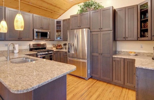 Lake Lure Cabina | Bear Creek Retreat ~Lake Lure~ Book Now: Fall Leaves, Apples & Crisp Air!