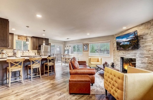 North Upper Truckee Casa | Bear Cub Cabin - Pets + Hot tub + Arcade Game