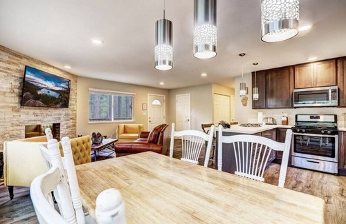 North Upper Truckee Casa | Bear Cub Cabin - Pets + Hot tub + Arcade Game