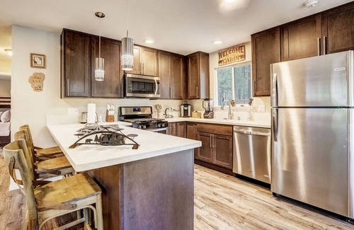 North Upper Truckee Casa | Bear Cub Cabin - Pets + Hot tub + Arcade Game