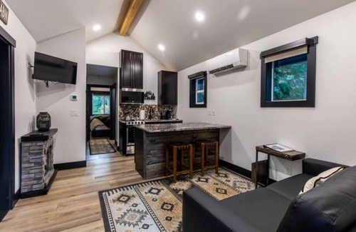 Leavenworth Apartamento | "Bear Den" a Cozy 1 Bedroom tiny Cabin with Hot tub