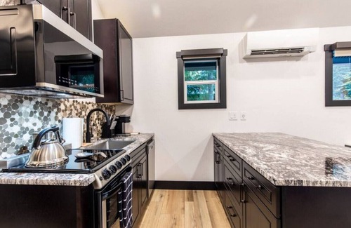 Leavenworth Apartamento | "Bear Den" a Cozy 1 Bedroom tiny Cabin with Hot tub