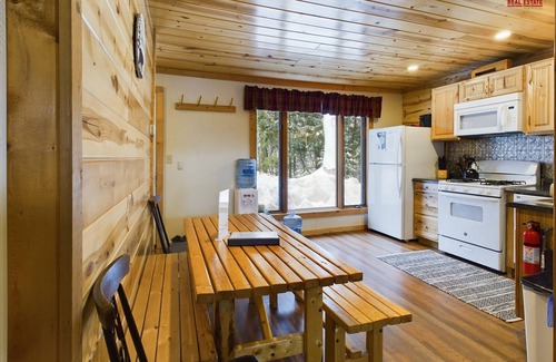 Shingleton Cabina | Bear Den-Secluded 2 Bedroom Cabin Located in the Hiawatha National Forest.