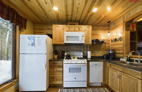 Shingleton Cabina | Bear Den-Secluded 2 Bedroom Cabin Located in the Hiawatha National Forest.