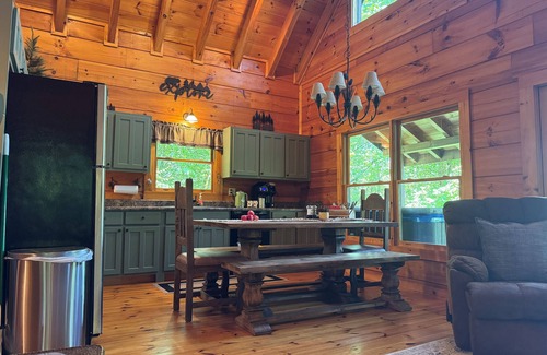 Hiawassee Cabina | Bear Foot HeavennCabin Retreat in Ga Mountains