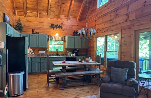 Hiawassee Cabina | Bear Foot HeavennCabin Retreat in Ga Mountains