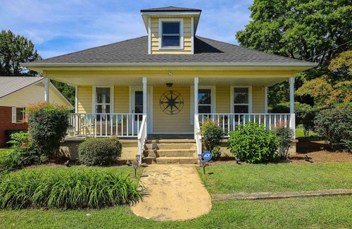 Helen Cabaña | Bear Footin Cottage - June Special - Free Round of Mini-Golf