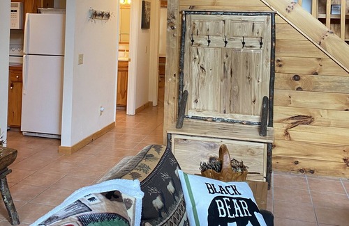 Grassy Creek Cabina | Bear Haven 3 Story Log Cabin with Pond View