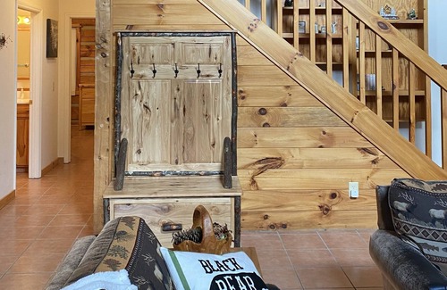 Grassy Creek Cabina | Bear Haven 3 Story Log Cabin with Pond View