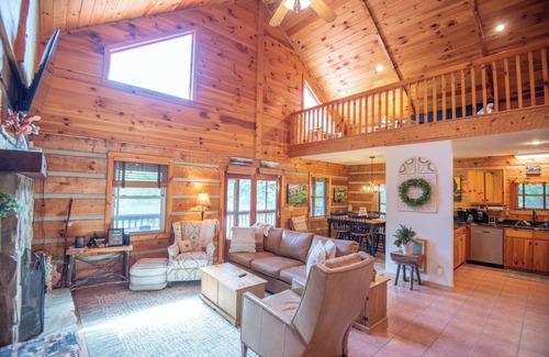 Grassy Creek Cabina | Bear Haven w/ Fire pit + Community Pond Access + Pool Table + Dog Friendly + MORE