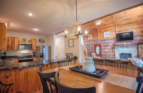 Grassy Creek Cabina | Bear Haven w/ Fire pit + Community Pond Access + Pool Table + Dog Friendly + MORE