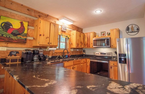 Grassy Creek Cabina | Bear Haven w/ Fire pit + Community Pond Access + Pool Table + Dog Friendly + MORE