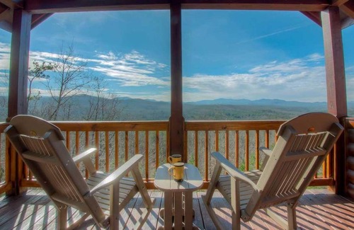 Morganton Cabina | Bear Hug by Escape to Blue Ridge