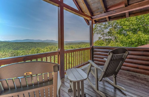 Morganton Cabina | Bear Hug by Escape to Blue Ridge