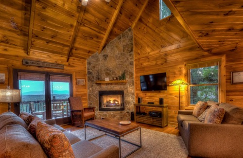 Morganton Cabina | Bear Hug by Escape to Blue Ridge