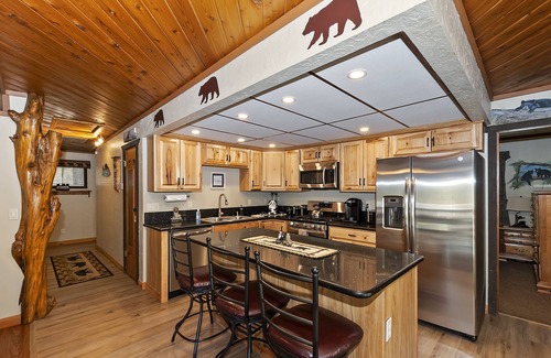 Big Bear City Cabina | Bear Hug Lodge-Spa/BBQ/Game/Fitness rooms. Short distance from both ski resorts