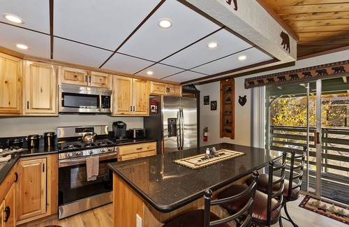 Big Bear City Cabina | Bear Hug Lodge-Spa/BBQ/Game/Fitness rooms. Short distance from both ski resorts