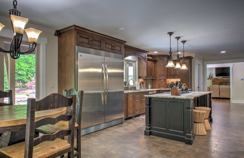 Hendersonville Casa | Bear Hug Retreat | Hot Tub, Fire Pit & Guesthouse + Biltmore Pass🔥