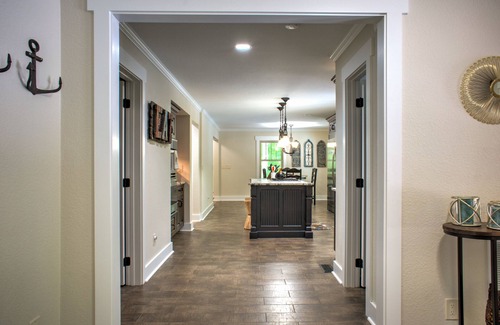 Hendersonville Casa | Bear Hug Retreat | Hot Tub, Fire Pit & Guesthouse + Biltmore Pass🔥