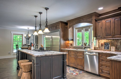 Hendersonville Casa | Bear Hug Retreat | Hot Tub, Fire Pit & Guesthouse + Biltmore Pass🔥