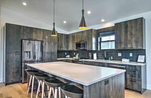 Sweetwater Casa | Bear Lake Hillside Retreat - POOL ACCESS with Ideal Beach. New Construction!