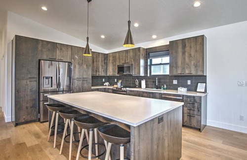 Sweetwater Casa | Bear Lake Hillside Retreat - POOL ACCESS with Ideal Beach. New Construction!