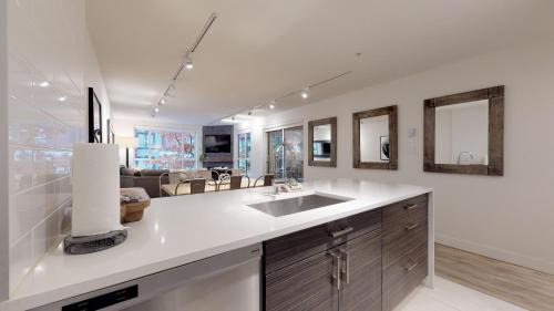 Village North Apartamento | Bear Lodge, Whistler Village - Spectacular Location on Village Stroll, Designer Remodel