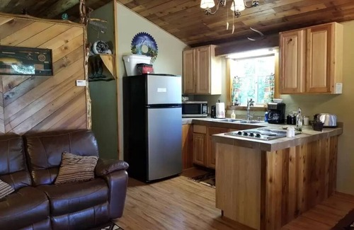 Kalispell Cabina | Bear-Necessities Cabin