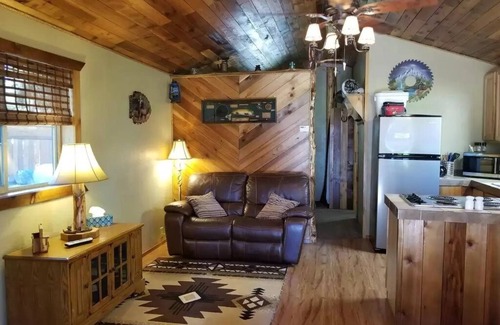 Kalispell Cabina | Bear-Necessities Cabin