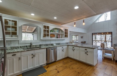 Highlands Cabina | Bear Necessities | Private Wooded Retreat with Hot Tub, Pool Table & Ping Pong Table