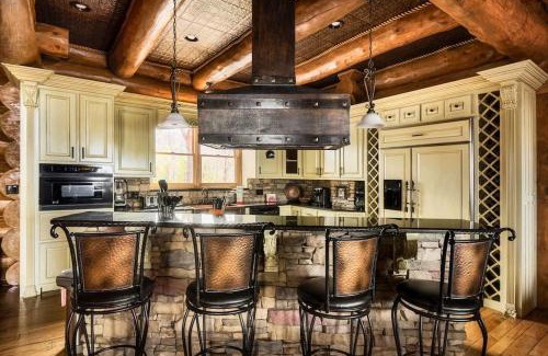 Gatlinburg Chalet De Esquí | Bear Paw - 7 bed, 8ba, Sleeps 22, Location, 3 Clubhouse Pools, Hot tub