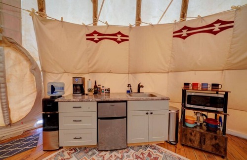 Mount Pleasant Alquiler De RV | Bear Paw Den · Glamping Teepee w/King Bed sleeps 4 w/private pond
