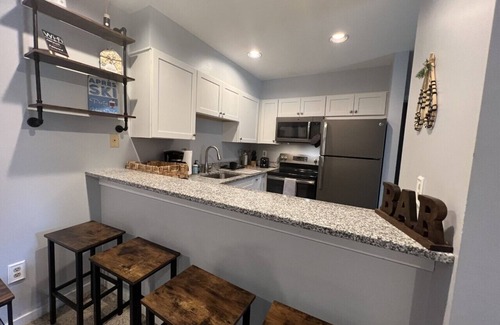 West Dover Condominio | 'Bear Paw Lodge' at the BASE of Mt Snow Indoor Pool, Hot Tub