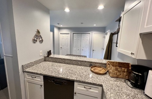 West Dover Condominio | 'Bear Paw Lodge' at the BASE of Mt Snow Indoor Pool, Hot Tub